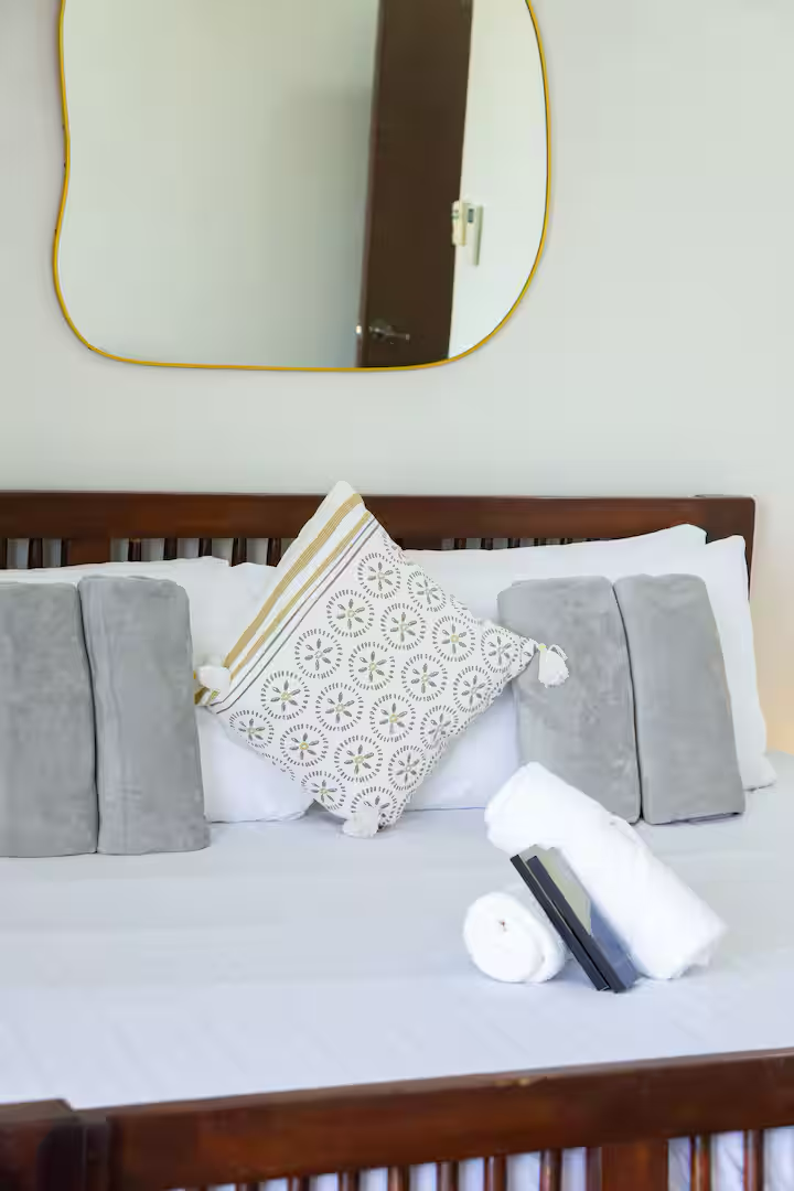 Ylli Waves Villa — family room