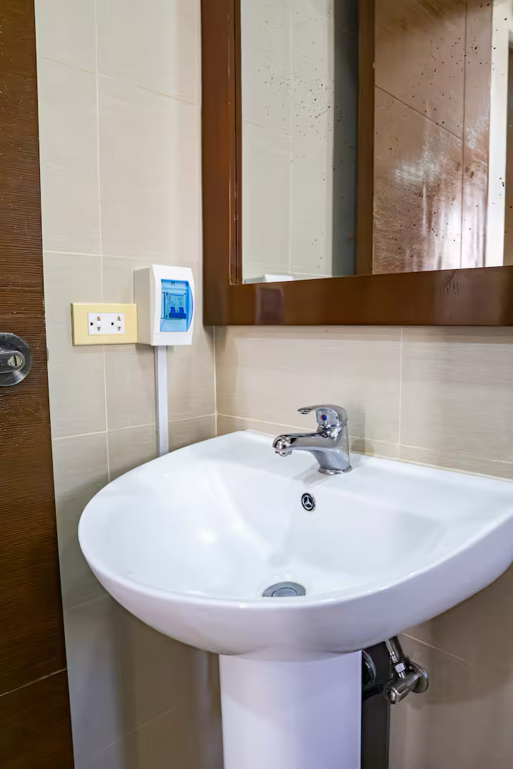 Ylli Waves Villa — bathroom