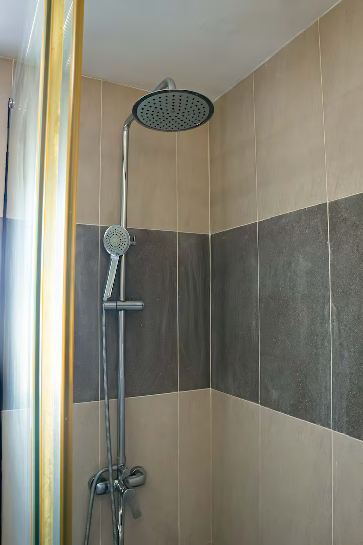 Ylli Waves Villa — bathroom